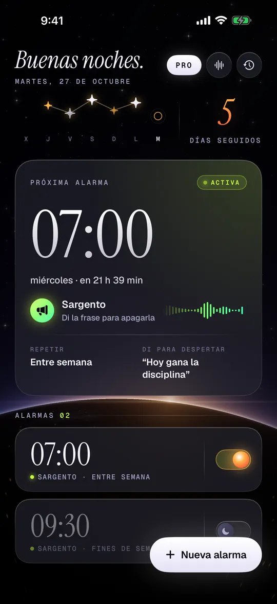 Pantalla de inicio de WakeBuddy: próxima alarma a las 7:00 con el Sargento y la frase